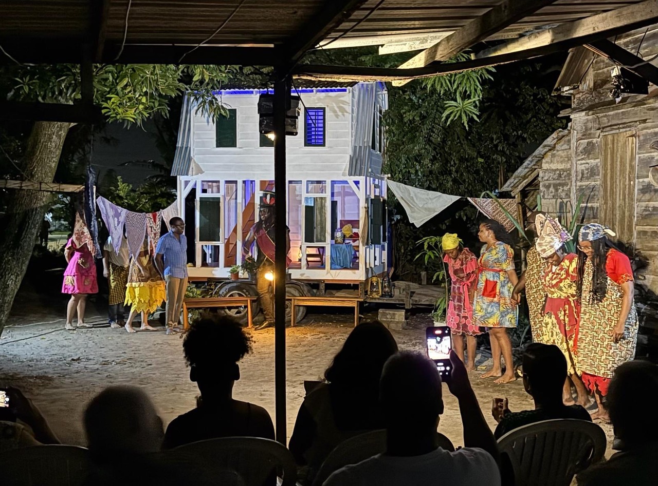 OsoToriOso: Een reizend houten huisje op zoek naar haar verhaal  